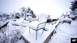 Sisa-sisa rumah yang hancur dilalap api kebakaran hutan di Superior, Colorado, Sabtu, 1 Januari 2022. (Foto: David Zalubowski/AP Photo)