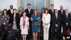 La canciller peruana, Cayetana Aljovín, centro, señaló que el Grupo de Lima respalda la decisión del gobierno peruano. La acompañan en la foto la canciller de Canadá, izquierda, y la canciller de Colombia, derecha.