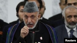 Presiden Afghanistan Hamid Karzai berpidato pada pembukaan konferensi untuk pembangunan kembali Afghanistan di Tokyo, Jepang (8/7).