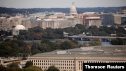 La mayoría de los republicanos ha apoyado al presidente Trump en su mandato, pero algunos se le oponen ahora ante su promesa de vetar el presupuesto de defensa nacional. En la imagen el edificio del Pentágono, en Virginia.