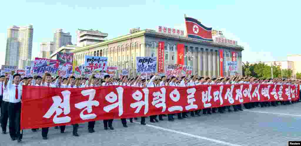 평양시 군중집회에서 참가자들이 &#39;선군의 위력으로 반미성전에서 백승을 떨치자!&#39;라는 배너를 들고 행진하고 있다.