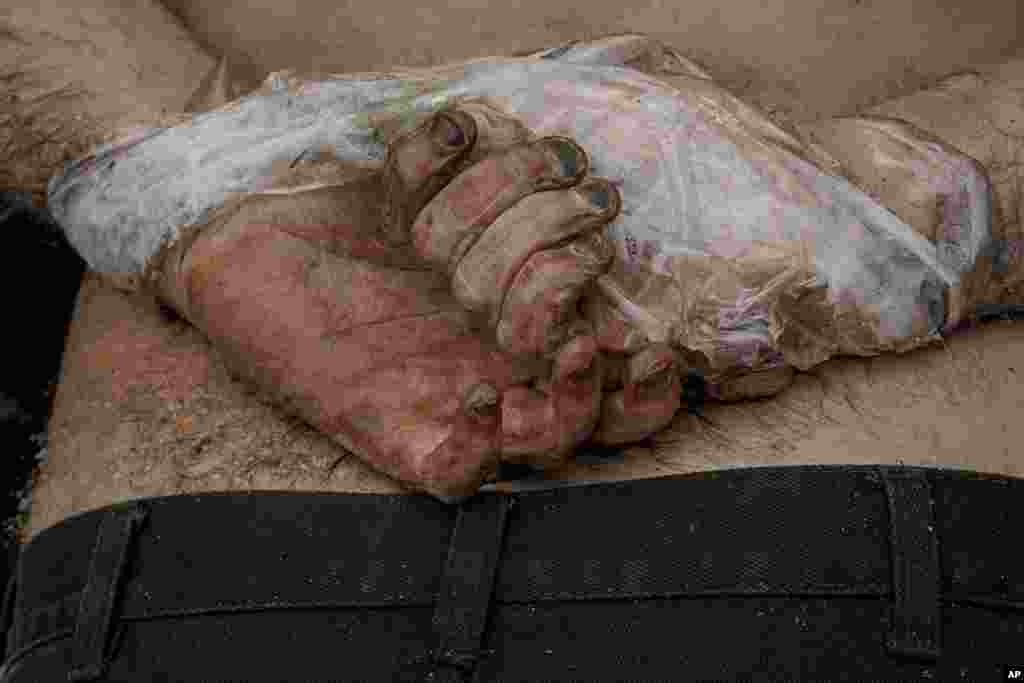 El cuerpo de un hombre, con las manos atadas a la espalda, tendido sobre el piso en Bucha, Ucrania, el de abril de 2022.&nbsp;