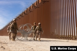 2025年11月17日，隶属于美国海军陆战队第 17 战斗后勤团第15战斗后勤营的海军陆战队员在亚利桑那州尤马市将蛇腹形铁丝网搬运到位进行安装。