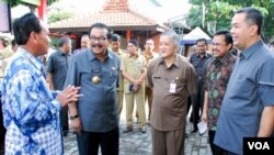 Wakil Menteri Pendidikan dan Kebudayaan, Musliar Kasim (kanan) melakukan inspeksi ke beberapa sekolah di Surabaya, Senin, 14 April 2014 (VOA/Petrus Risky).