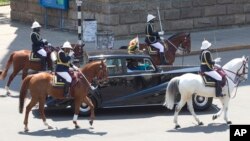 La police à cheval accompagne la voiture Rolls Royce du président zimbabwéen Robert Mugabe lors de l'ouverture de la 5ème session de la dernière législature à Harare, mardi 12 septembre 2017. Mugabe, 93 ans, s'est adressée à la dernière session du parleme