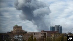 Kepulan asap terlihat di kota Donetsk, Ukraina Timur (Foto: dok). Kota ini kembali diguncang pertempuran, Senin (27/10) sehari seusai pemilihan umum parlemen.