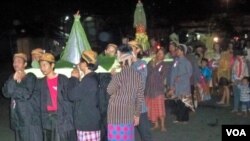 Warga Surabaya mengarak Tumpeng dari Tugu Pahlawan ke Kampung Ilmu pada acara Gereget Suro (26/11).