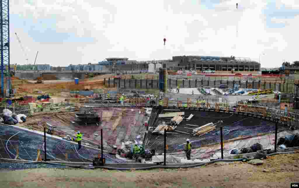 Construction is underway to build giant digesters that will bake the solid waste recovered during treatment and turn it into methane gas that will in part power the plant. (Rosanne Skirble/VOA)