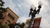 Sebuah tanda yang memberitahu siswa untuk memakai masker terlihat di kampus Universitas Southern California (USC) yang kosong, di tengah wabah Covid-19, di Los Angeles, California, AS, 17 Agustus 2020. (Foto: REUTERS/Lucy Nicholson)