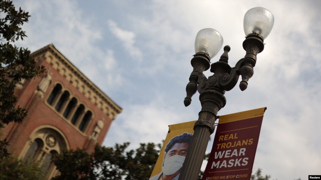 Sebuah tanda yang memberitahu siswa untuk memakai masker terlihat di kampus Universitas Southern California (USC) yang kosong, di tengah wabah Covid-19, di Los Angeles, California, AS, 17 Agustus 2020. (Foto: REUTERS/Lucy Nicholson)