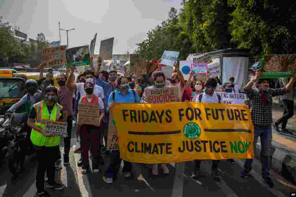 فعالان دانشجویی با حمل پوستر و دادن شعارهایی علیه تغییرات شرایط آب و هوایی در یک راهپیمایی اعتراضی در دهلی نو، هند شرکت کردند.