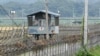 Pos jaga militer Korea Selatan terlihat dari taman perdamaian Imjingak dekat Zona Demiliterisasi (DMZ) yang memisahkan kedua Korea di Paju pada 14 Oktober 2024. (Foto: AFP)