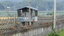 Pos jaga militer Korea Selatan terlihat dari taman perdamaian Imjingak dekat Zona Demiliterisasi (DMZ) yang memisahkan kedua Korea di Paju pada 14 Oktober 2024. (Foto: AFP)