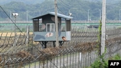 Pos jaga militer Korea Selatan terlihat dari taman perdamaian Imjingak dekat Zona Demiliterisasi (DMZ) yang memisahkan kedua Korea di Paju pada 14 Oktober 2024. (Foto: AFP)