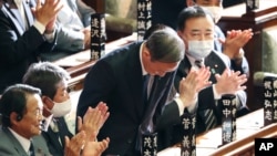 스가 요시히데 자민당 총재가 16일 일본의 제 99대 총리로 선출된 후 인사하고 있다.