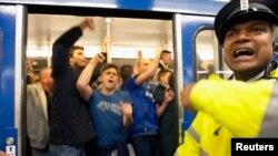 Les supporters de Chelsea célèbrent à bord d’un métro dans le centre d'Amsterdam, 15 mai 2013. 