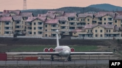 평양 순안공항에 고려항공 여객기가 서 있다. (자료사진)