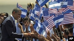 U.S. President Barack Obama greets children during his arrival in San Salvador, Mar 22 2011