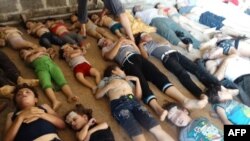 Ảnh do phe đối lập Syria phổ biến trên hệ thống tin tức Shaam cho thấy thi hài các nạn nhân mà phe nổi dậy nói đã bị thiệt mạng vì cuộc tấn công bằng khí độc do lực lượng thân chính phủ Syria thực hiện 