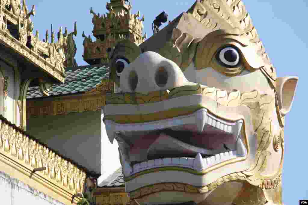 A statue at the entrance to the Shwedegon Pagoda, Rangoon, Burma, November 22, 2012. (D. Schearf/VOA)