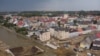 Vista aérea de trabajos en un puente destruido por inundaciones causadas por la tormenta Boris en Glucholazy, en el sur de Polonia, el 24 de septiembre de 2024.