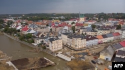 Vista aérea de trabajos en un puente destruido por inundaciones causadas por la tormenta Boris en Glucholazy, en el sur de Polonia, el 24 de septiembre de 2024.