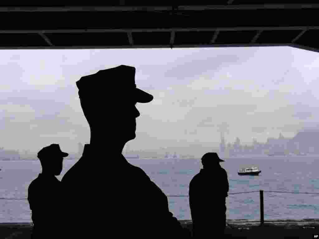 从舷窗远眺香港--左侧是九龙，右侧是港岛