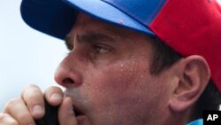 "Estamos en mayo. ¿Cómo nos van a decir que no se pueden hacer elecciones este año, si cuando falleció Chávez, en 30 días corrieron a hacer elecciones?", comentó el líder opositor Henrique Capriles.