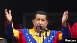 El mandatario venezolano viaja este sábado para estar cinco días en la isla y someterse a una nueva sesión de radioterapia.