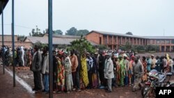 Les Burundais attendent pour voter sur une réforme constitutionnelle controversée à Ngozi, dans le nord du Burundi, le 17 mai 2018.