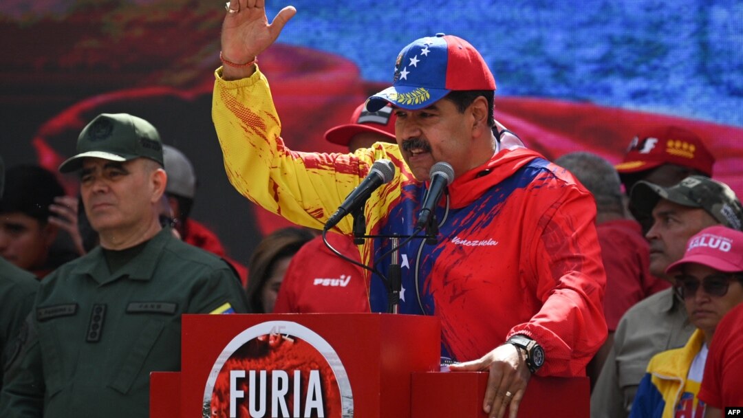 ARCHIVO: El presidente venezolano Nicolás Maduro habla a sus seguidores durante un mitin por el aniversario de la declaración antiimperialista del exmandatario Hugo Chávez, en Caracas, el 29 de febrero de 2024.