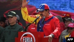 ARCHIVO: El presidente venezolano Nicolás Maduro habla a sus seguidores durante un mitin por el aniversario de la declaración antiimperialista del exmandatario Hugo Chávez, en Caracas, el 29 de febrero de 2024.