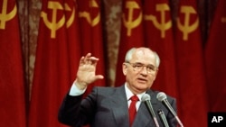ARCHIVO - El líder soviético Mijaíl Gorbachov habla ante un grupo de ejecutivos empresariales, en junio de 1990, en San Francisco, EEUU. 