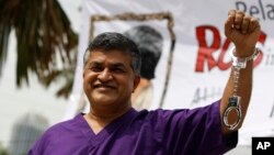 Kartunis Malaysia Zulkiflee Anwar Alhaque (Zunar) saat peluncuran bukunya di Petaling Jaya, Malaysia, 14 Februari 2015 (Foto: dok/AP Photo/Joshua Paul). Zunar didakwa dengan sembilan pasal menghasut dalam pesan twitter yang mencela sistem hukum Malaysia.