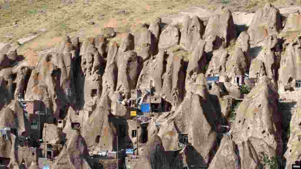 روستای صخره ای کندوان. برعکس دو روستای صخره ای دیگر در دنیا، یعنی &quot;کاپادوکیه&quot; ترکیه و &quot;داکوتای&quot; آمریکا، در کندوان هنوز زندگی در جریان است. عکس: سید کاظم یوسفی، ایرنا