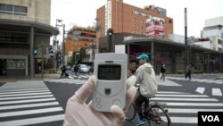 Pakar radiasi dari Greenpeace memantau radiasi di desa Namie, 40 kilometer dari PLTN Fukushima, di luar zona terlarang.