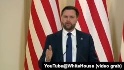 美国副总统万斯在访问亚美尼亚首都埃里温时对媒体记者讲话。(2026年2月9日)