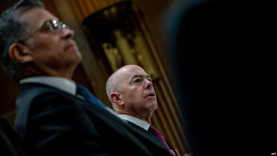 El secretario de Seguridad Nacional, Alejandro Mayorkas, y el secretario de Salud, Xavier Becerra, testifican durante audiencia de la Comisión de Asignaciones del Senado de EEUU en el Capitolio en Washington, el 8 de noviembre de 2023.