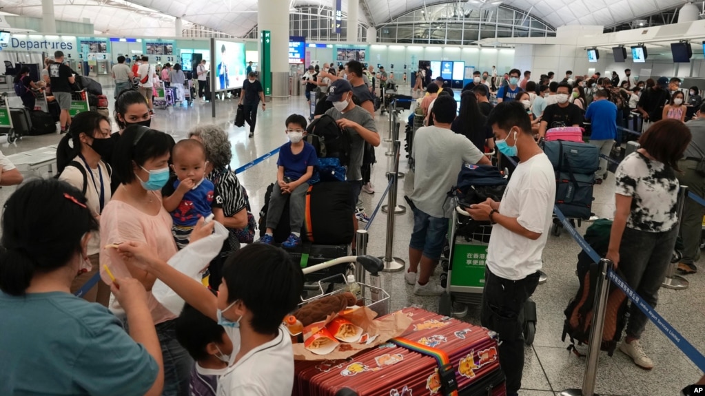 港人在香港机场排队准备飞离香港前往英国。 （2021年6月30日）(photo:VOA)