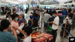 港人在香港機場排隊準備飛離香港前往英國。 （2021年6月30日）