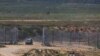 Un tanque israelí maniobra cerca de la frontera entre Israel y Gaza
