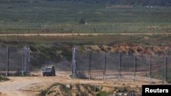 Un tanque israelí maniobra cerca de la frontera entre Israel y Gaza