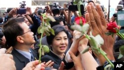 Người ủng hộ vây quanh cựu Thủ tướng Thái Lan Yingluck Shinawatra tại Tòa án Tối cao ở Bangkok, Thái Lan, ngày 19/5/2015.