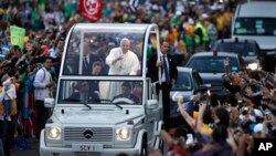 El Papa Francisco es aclamado por la multitud en las calles de Río de Janeiro.