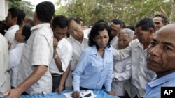 Cambodia residents line up at a polling station in Ta Khmau town in Kandal province, file photo. 