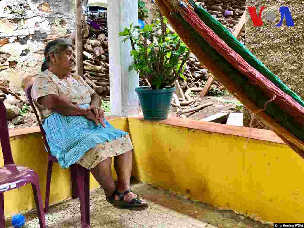 Tía de Yeni, Marta García, sentada en el patio