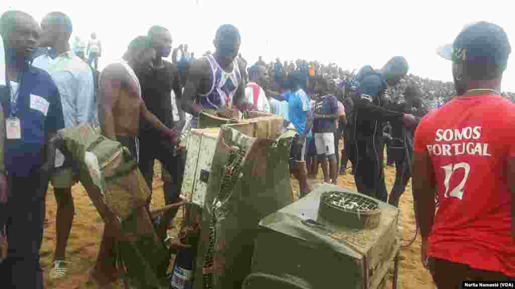 Un débris d’appareil récupéré après le crash d’avion au Port Bouet, au large d’Abidjan, Côte d’ivoire, 14 octobre 2017. (VOA/Narita Namasté)