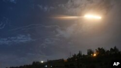 آسمان نزدیک فرودگاه بین المللی دمشق در زمان حمله اخیر اسرائیل - ۲۱ ژانویه ۲۰۱۹