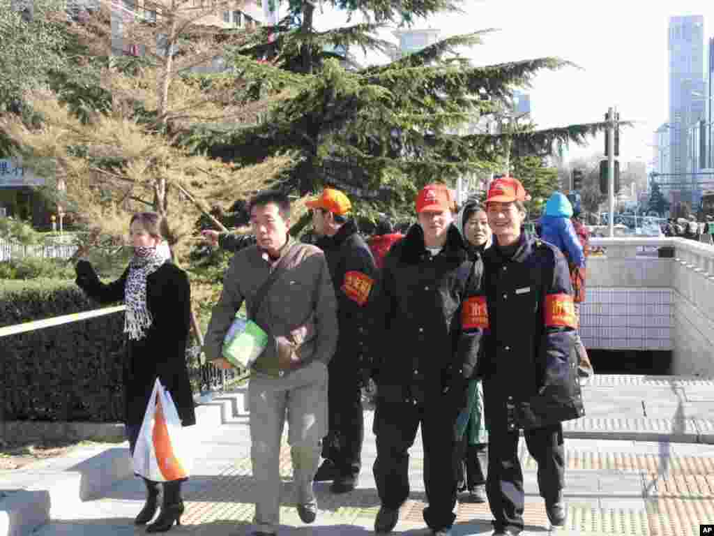 戴小红帽的治安巡逻员再现街头