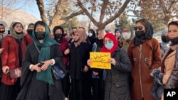 Perempuan Afghanistan berpartisipasi dalam protes menentang larangan pendidikan universitas bagi perempuan, di Kabul, Afghanistan, Kamis, 22 Desember 2022. (Foto: AP)